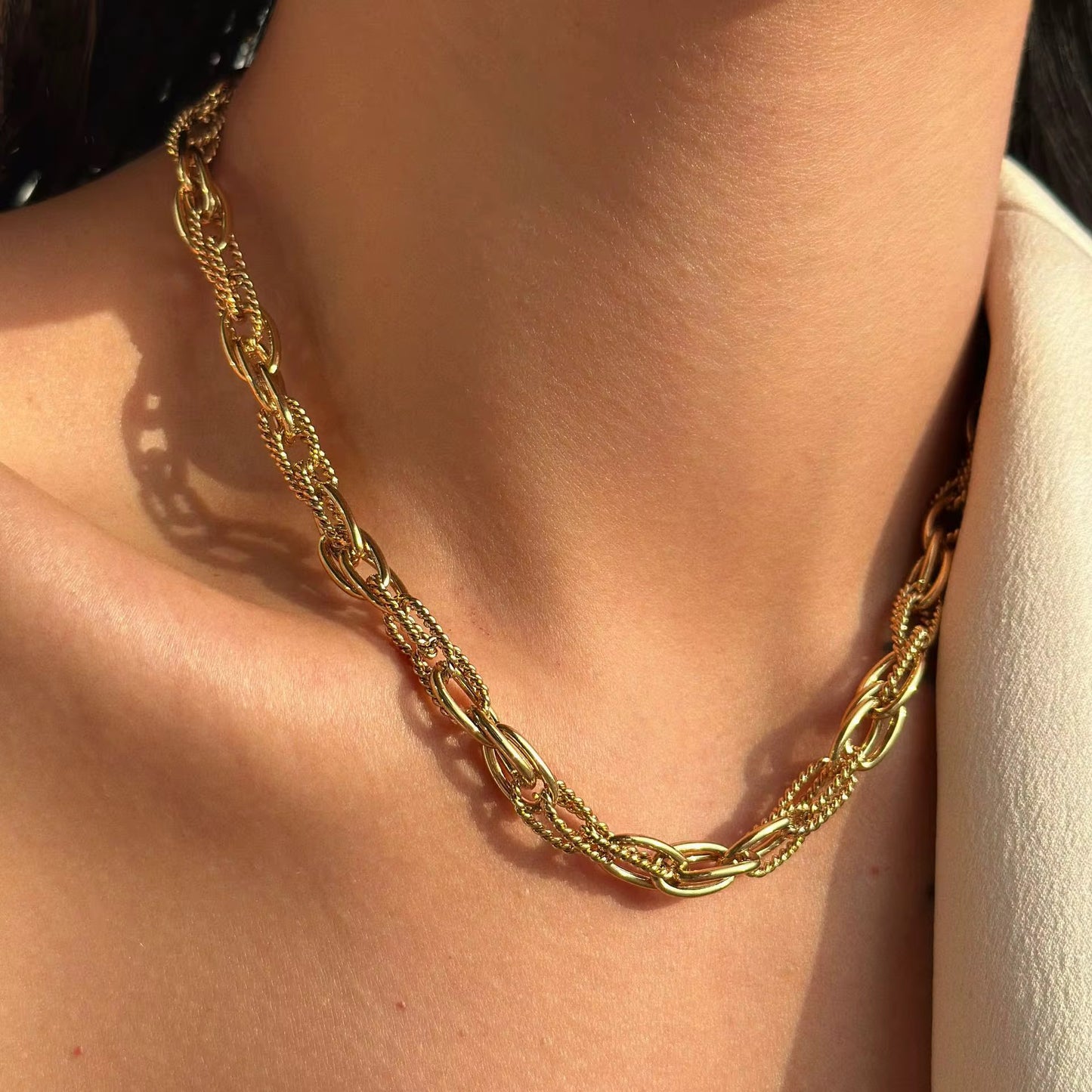 Golden links necklace